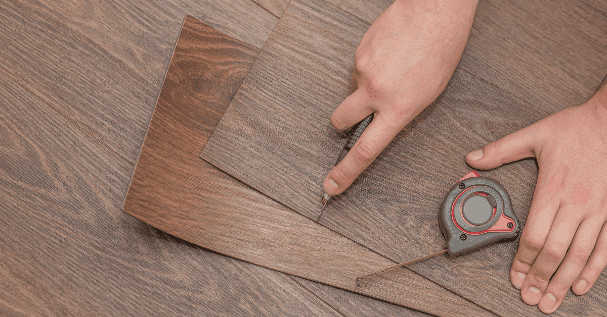 PvC vloer die gelegd wordt door een vloerenlegger